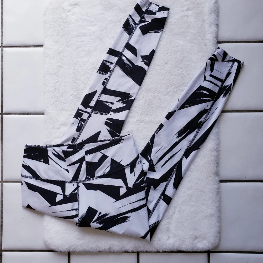 NIKE Legend 2.0 Floe Tight Leggings Black White Size Medium Activewear